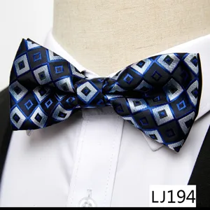 Nœud papillon jacquard pour homme avec motif losange géométrique bleu et noir élégant formel.