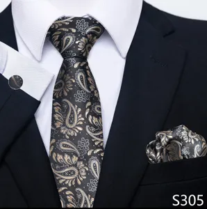 Detailweergave van de zwart-gouden paisley stropdas set met pochet en manchetknop