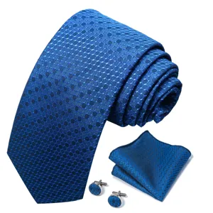 Blauwe stropdas set detail met honingraat patroon, pochet en manchetknopen voor formele heren.