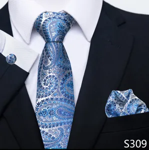 Detail van blauwe paisley stropdas, pochet en manchetknopen set voor formele kleding.