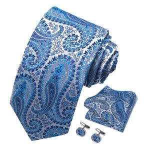 Gedetailleerd overzicht van de blauwe paisley das set met pochet en bijpassende manchetknopen.