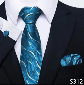 Detailopname van blauwe jacquard stropdas, bijpassend pochet en stijlvolle manchetknop.