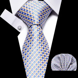 Conjunto de corbata para hombre a cuadros azul y oro con pañuelo y gemelos formales de negocios.