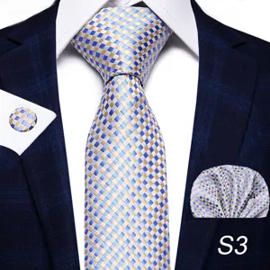 Set cravatta uomo affari quadri blu oro con fazzoletto da taschino e gemelli per occasioni formali.