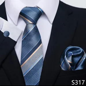 Gedetailleerd overzicht van een professionele blauwe zijden stropdas set voor heren met pochet.