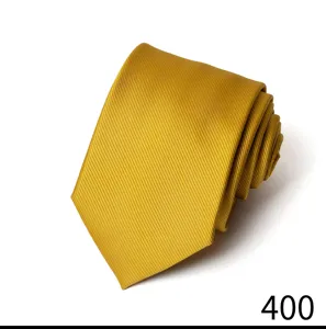 Detaillierte Nahaufnahme einer goldenen feinen Twillkrawatte fur formelle Anzuge.