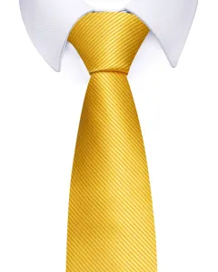 Nahaufnahme einer goldgelben Krawatte mit feiner Streifenstruktur für elegante Anzüge.