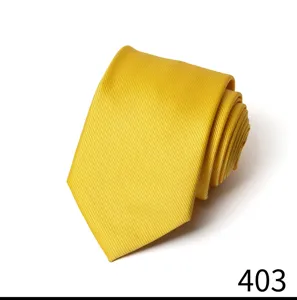 Einfarbige gelbe Feintwill Krawatte Detailansicht, ideal für Business und Hochzeitsanzüge.