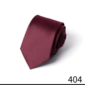 Burgunderrote feingewebte Krawatte aufgerollt, elegante Stoffgewebe Detailpräsentation.