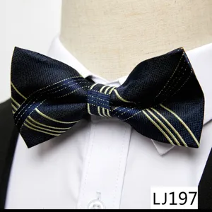 Vue détaillée d'un nœud papillon rayé bleu marine pour homme en polyester jacquard.