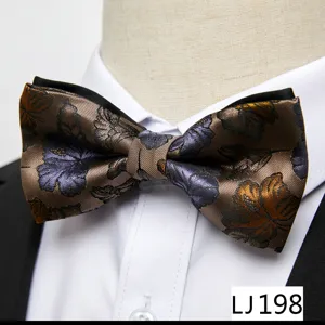 Gros plan sur le nœud papillon en jacquard rétro avec motif floral pour costume.
