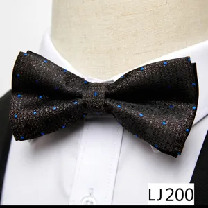Gros plan détaillé d'un nœud papillon jacquard vintage pour homme à pois bleus.