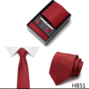 Vue de détail d'un ensemble cravate homme rouge rayée avec coffret cadeau et boutons de manchette.