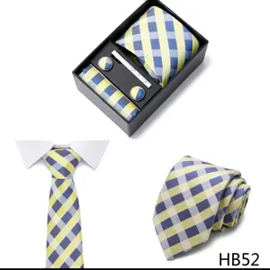 Coffret cadeau cravate à carreaux pour homme avec pochette boutons de manchette.