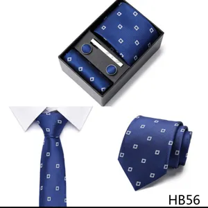 Vue de detail de cravate pour homme a motif geometrique bleu, texture elegante et pli
