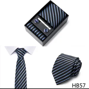 Détail en gros plan du coffret cadeau cravate rayée noir et bleu avec boutons de manchette.