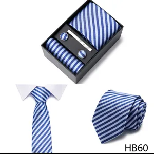 Vue detaillee du set de cravate bleue rayee pour homme avec pochette et boutons de manchette.