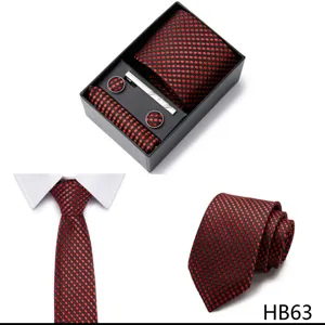 Vue de détail d'un ensemble de cravate à pois rouge et noir dans une boîte cadeau
