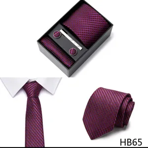 Set cravate homme élégant avec pochette boutons de manchette et belle pince de luxe