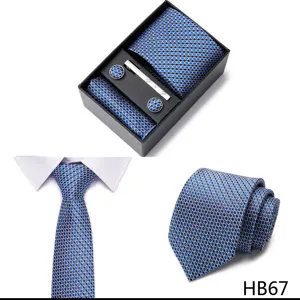 Vue détaillée d'ensemble de cravate pour homme, cravate bleue à motifs, pochette et boutons de manchette.