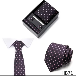 Coffret cadeau cravate homme motif géométrique violet avec pochette boutons de manchette.