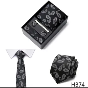 Coffret cadeau cravate noire motif cachemire pour homme avec pochette et boutons de manchette.