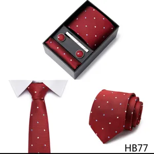 Détail cravate à pois rouge, boutons de manchette et pochette set pour tenue d'affaires homme.
