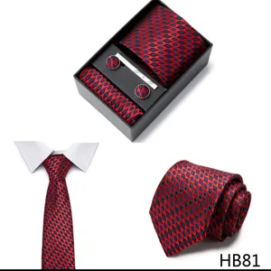 Coffret cadeau cravate homme rouge noir motif géométrique avec pochette et boutons de manchette