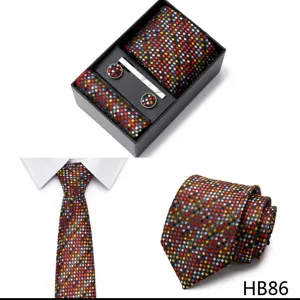 Détail du coffret cravate géométrique coloré pour homme avec boîte, boutons et pochette.