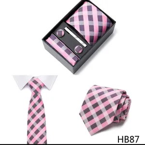 Ensemble cravate carreaux rose homme vue de détail avec coffret cadeau et boutons manchette.
