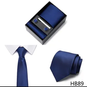 Ensemble de cravate unie classique pour homme en coffret cadeau avec pochette.