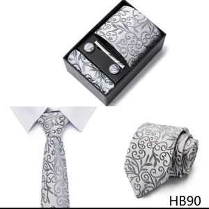 Vue rapprochée détaillée du coffret cravate homme motif cachemire gris argent avec boutons.