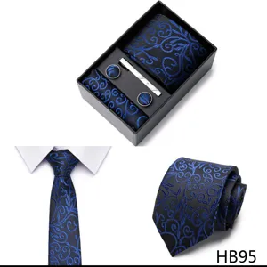 Detail du set de cravate bleu et noir avec motif floral elegant et texture fine.