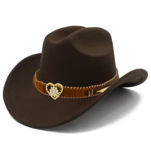 Gedetailleerd uitzicht op bruine cowboyhoed met decoratieve hart strass gesp en geweven band.