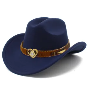 Klassieke donkerblauwe westerse cowboyhoed met stijlvolle bruine sierband en hartvormige gesp.