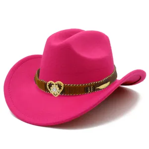 Close-up van de roze vilt western cowboyhoed met strass hart gesp en prachtig veer detail.