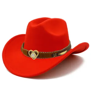 Rode vilt western cowboyhoed met bruine band, gouden hart strass gesp en brede rand voor dames.