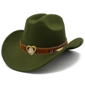 Gedetailleerd uitzicht op olijfgroene western cowboyhoed met decoratieve hartgesp en vilt.