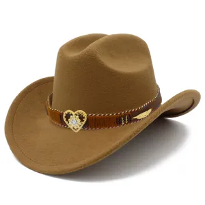 Gedetailleerd overzicht van bruine vilt western cowboyhoed met chique hart kristal gesp.