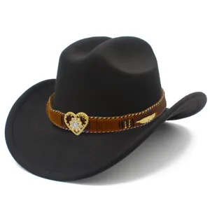 Detailweergave cowboyhoed bruine decoratieve band gouden hart kristal gesp accent.