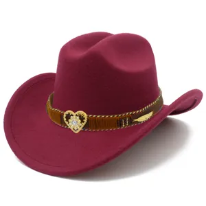 Detail van wijnrode vilt westerse cowboyhoed, met bruine band en mooie gouden gesp.