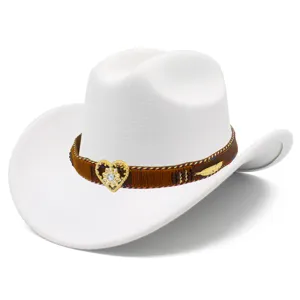Stijlvolle witte western cowboyhoed met chique bruine strass hart hoedband. Festival look.