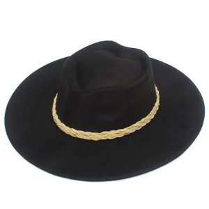 Detailansicht eines schwarzen Schlapphutes mit stilvollem goldenen und weißen Flechtseil.