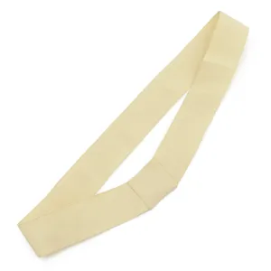Vue détaillée du ruban de chapeau tissé beige, offrant une mise à niveau élégante des accessoires.