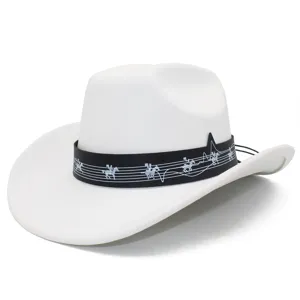 Gros plan du chapeau de cowboy blanc avec bande musicale noire pour festival.