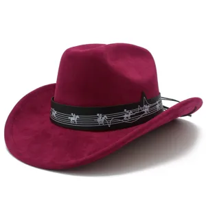 Détail du chapeau de cowboy en suédine violette avec bande décorative à motif de portée musicale.
