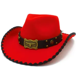 Roter Woll-Cowboyhut mit schwarzer geflochtener Krempe, Stierschädel-Schnalle für Party.