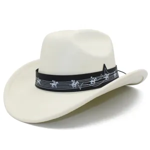Vue détaillée du chapeau de cowboy blanc tendance avec un ruban de notes de musique.