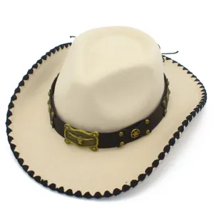 Nahaufnahme eines beige Cowboyhuts mit braunem Lederband, Messingschnalle und Besatz.