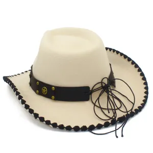 Detailaufnahme eines Filz Western Cowboy Hutes, beige Fedora mit nietenbesetzten Band schwarz.